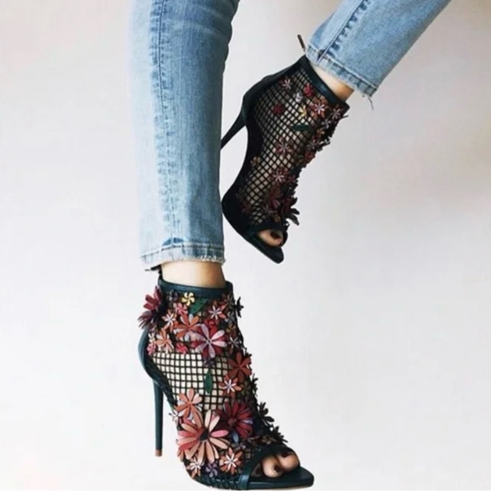 NEW Betsey Johnson Daffodil net pumps NEVER WORN